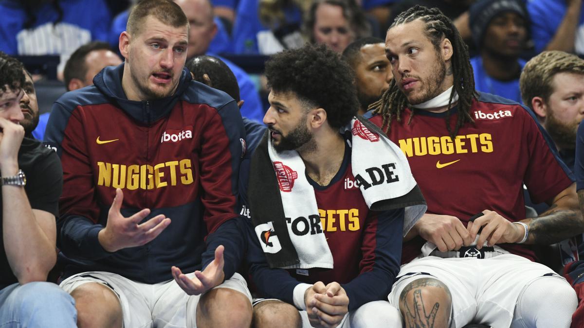 Nikola Jokic, a la izquierda, habla con Jamal Murray y Aaron Gordon, en el banquillo durante el séptimo partido que los Nuggets perdieron con Oklahoma