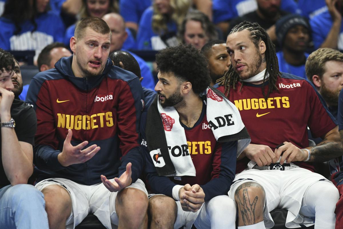 Nikola Jokic, a la izquierda, habla con Jamal Murray y Aaron Gordon, en el banquillo durante el séptimo partido que los Nuggets perdieron con Oklahoma