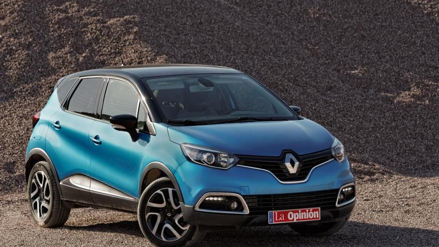 La carrocería del Renault Captur se levante 17 centímetros sobre el suelo, lo que le confiere la posibilidad de circular con caminos con soltura, aunque la ausencia de tracción total impone limitaciones a su uso