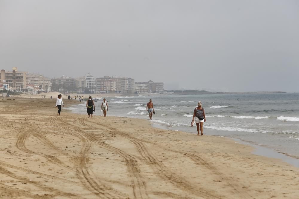 Escasa afluencia a las playas de Torrevieja el primer día de reapertura para paseo y práctica de deporte individual