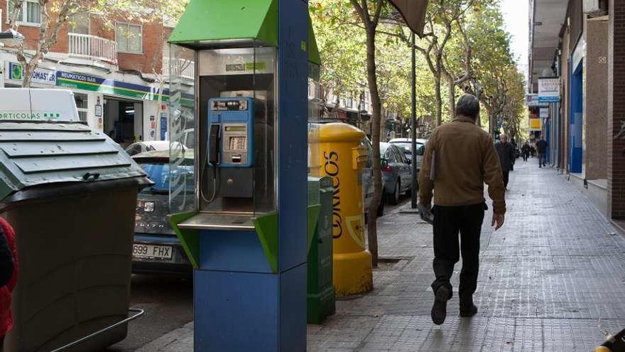 Cabina telefónica en la calle Víctor Gallego, ayer.