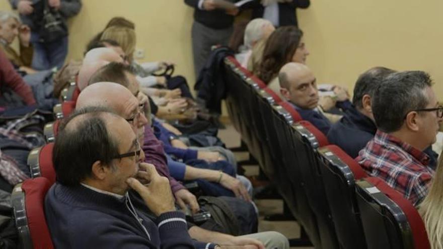 El alcalde Gabriel Echávarri mira hacia la fila en la que se sienta Ángel Franco, en primer plano, en la asamblea del pasado martes.