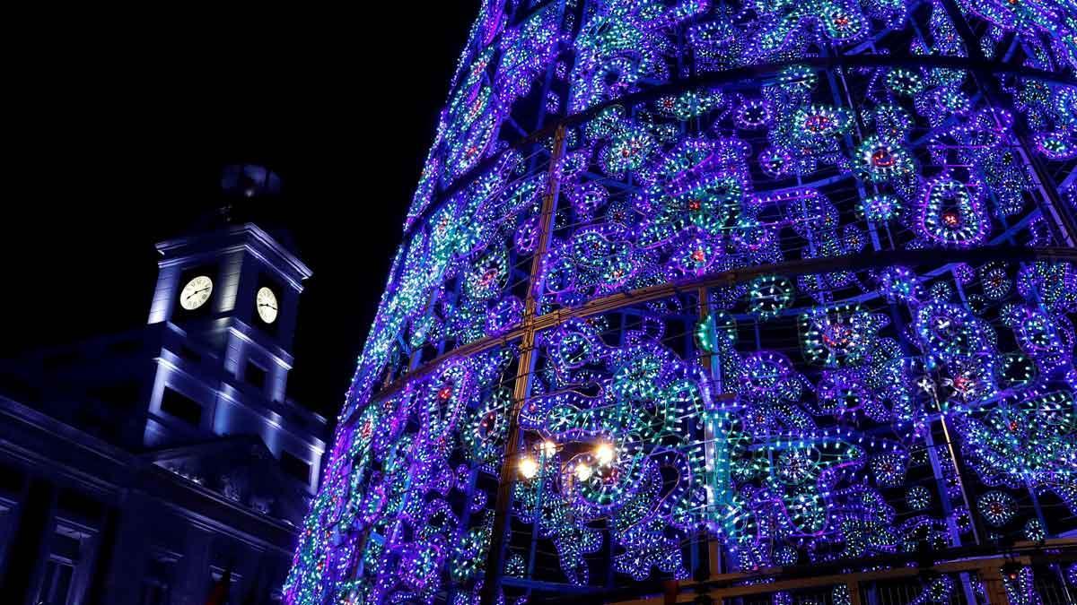 Árbol de Navidad de luces, instalado en la Puerta del Sol de Madrid, en diciembre del 2019