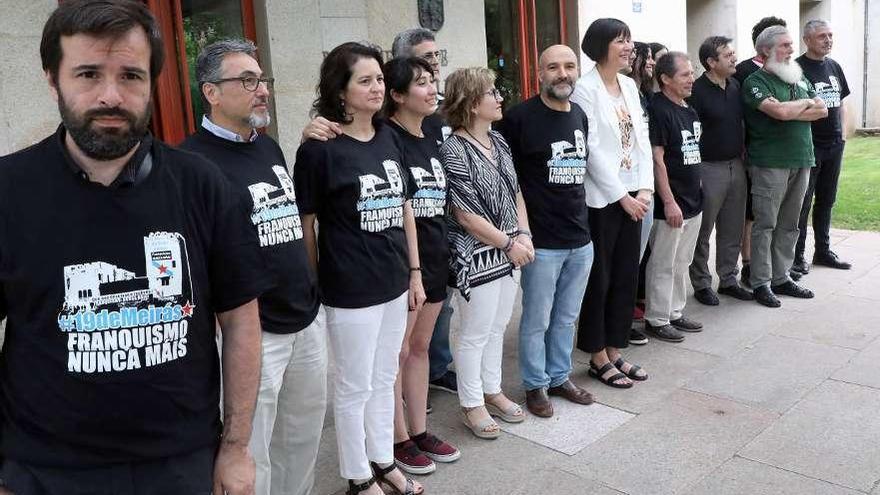 Los denunciados por la ocupación simbólica del pazo, ayer, con Ana Pontón y otros diputados del BNG.