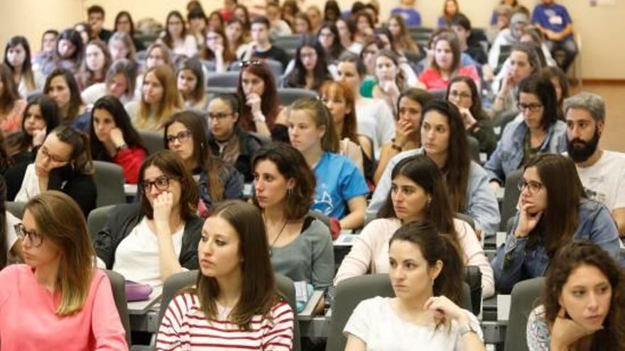 Assistents a la conferència de Maria Àngels Miret sobre el dol als centres educatius.