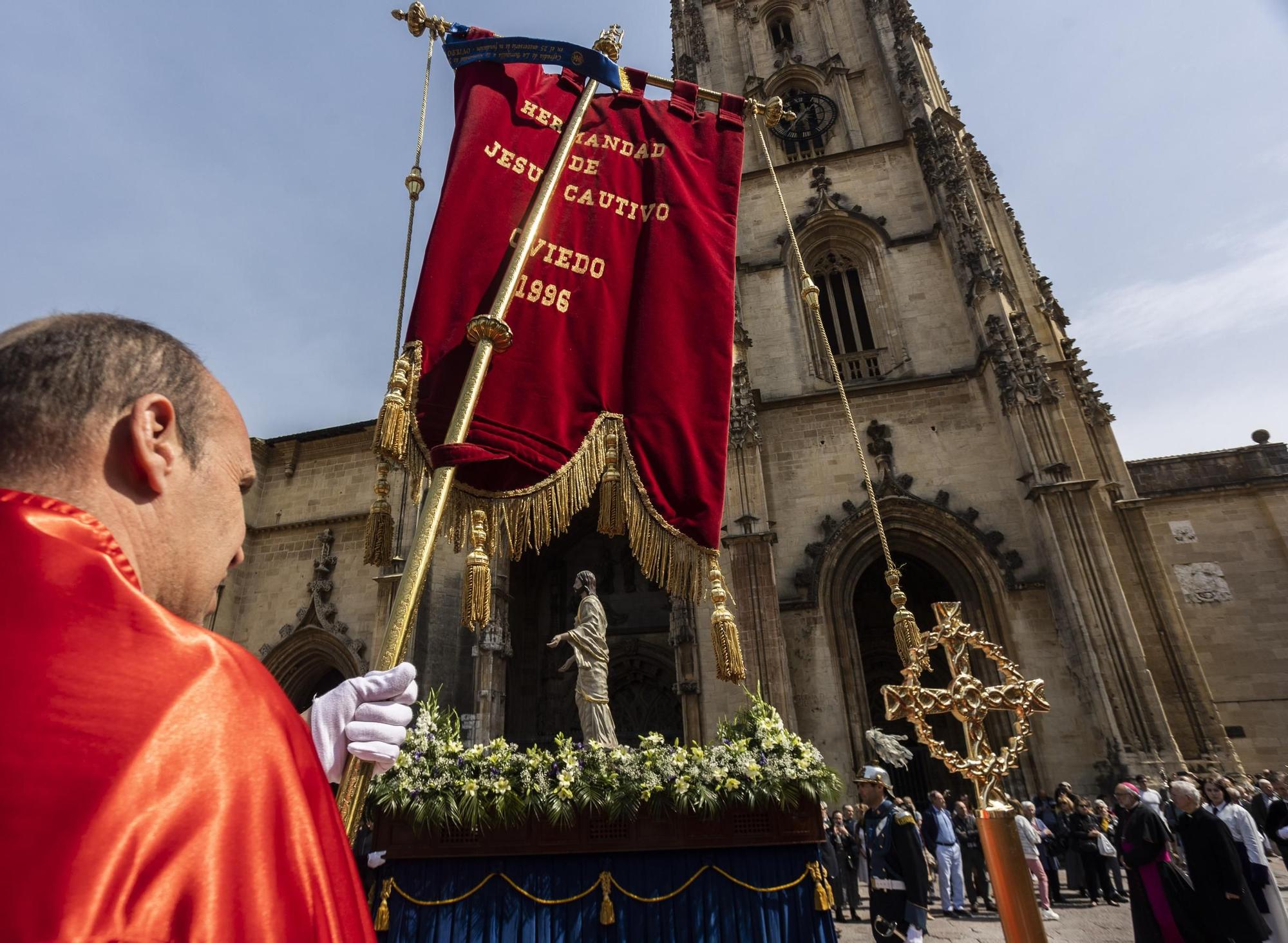 Oviedo despide a lo grande la Semana Santa: mira las fotos de la procesión del Resucitado