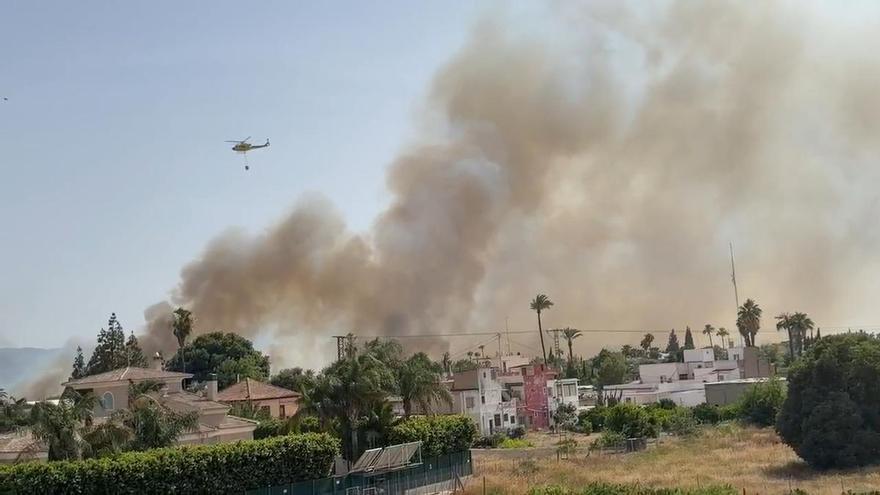 La maleza acumulada en la mota del río en Murcia hizo prender la chispa de un incendio que se complica y contra el que cuatro helicópteros luchan desde el aire