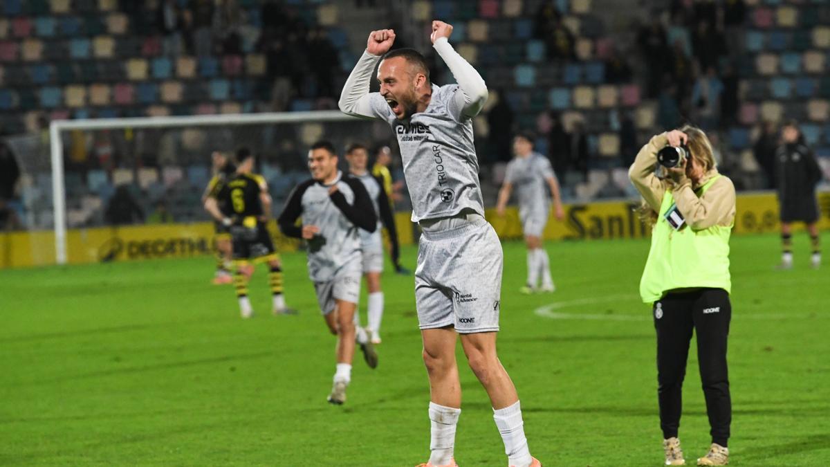 Santamaría, celebrando el penalti parado de Álvaro Fernández ante el Barakaldo.