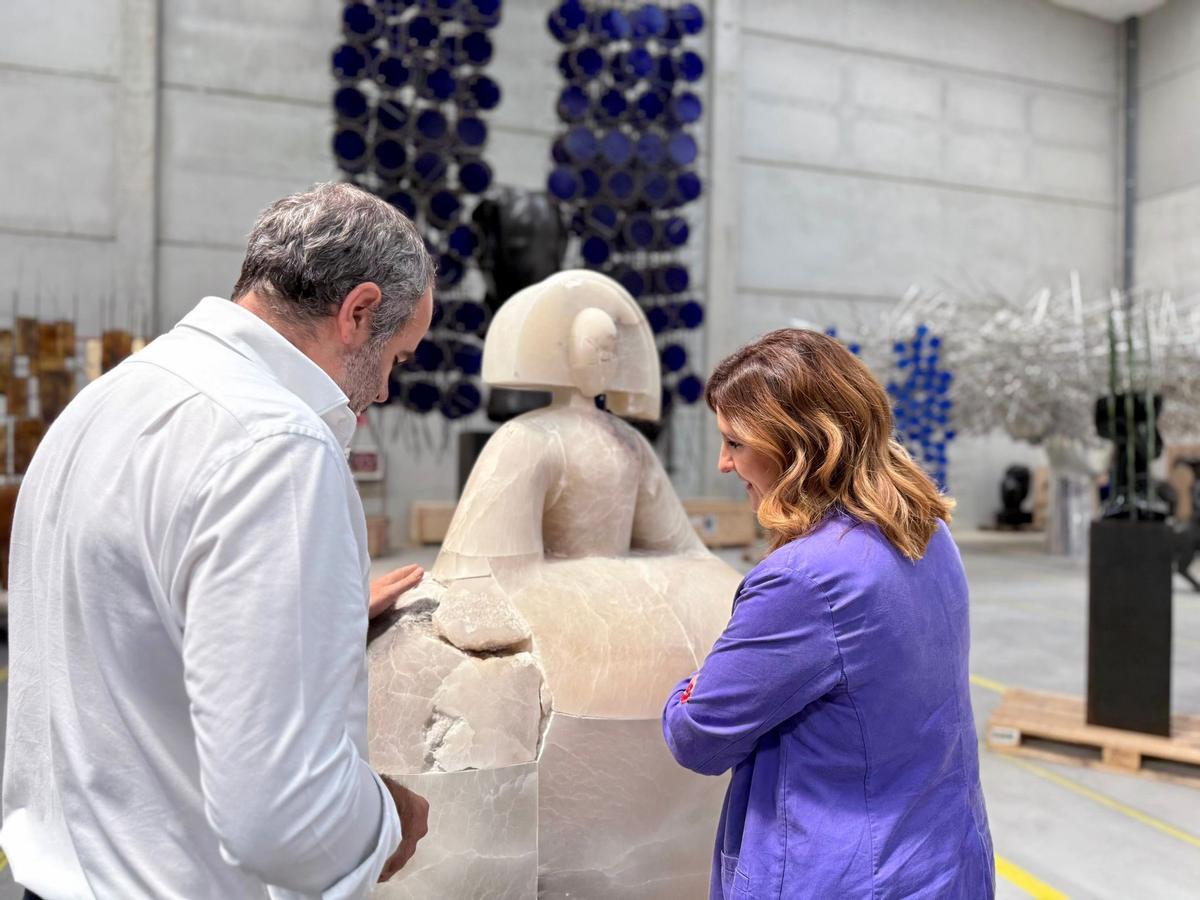 Molins, junto a la alcaldesa María José Catalá, en el estudio de Manolo Valdés en Madrid.