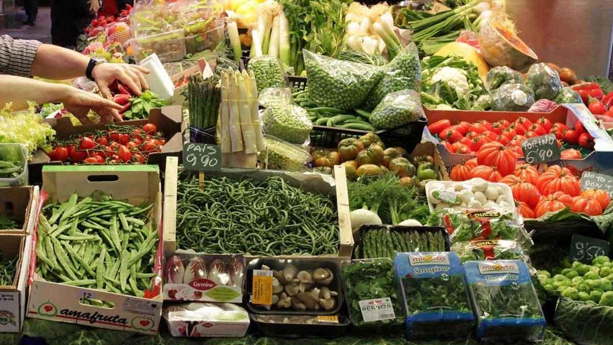 Los precios caen un 1 % en mayo en el mayor descenso en cuatro años. En la foto, puesto de frutas y verduras en el mercado de la Boqueria, en Barcelona.