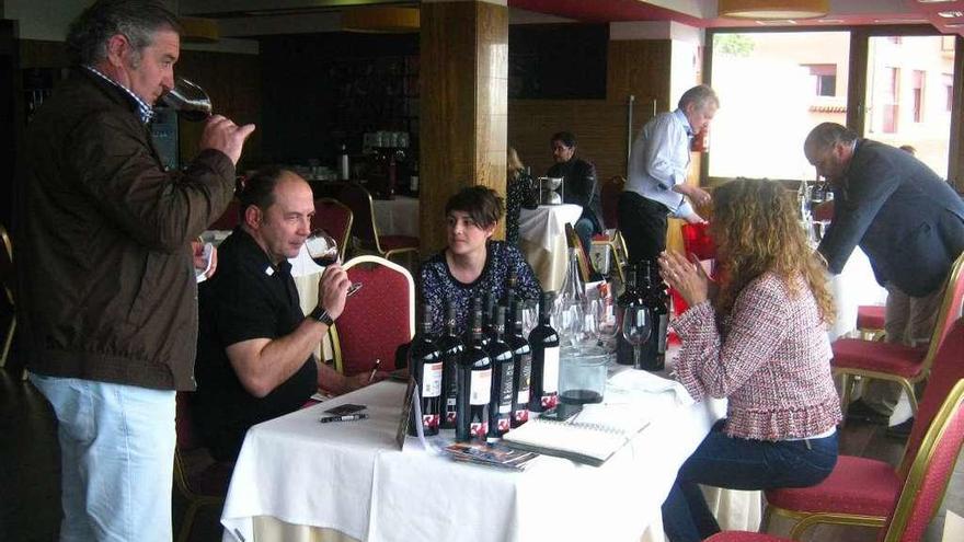 Importadores suizos catan vinos de las bodegas de la DO en el &quot;showroom&quot; celebrado ayer.