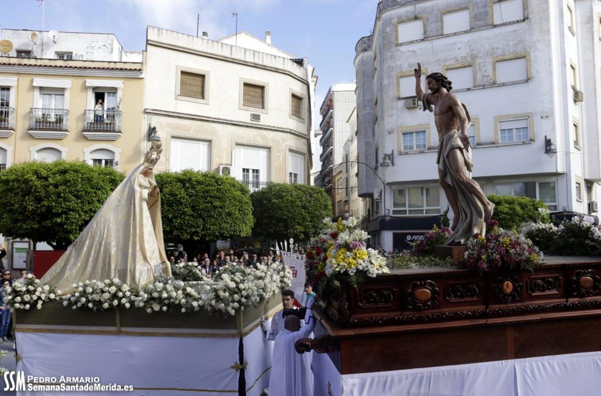 Encuentro en la Puerta de la Villa, durante la procesión del Resucitado en 2025.
