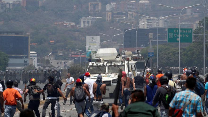 Cargas policiales contra las marchas en la capital.