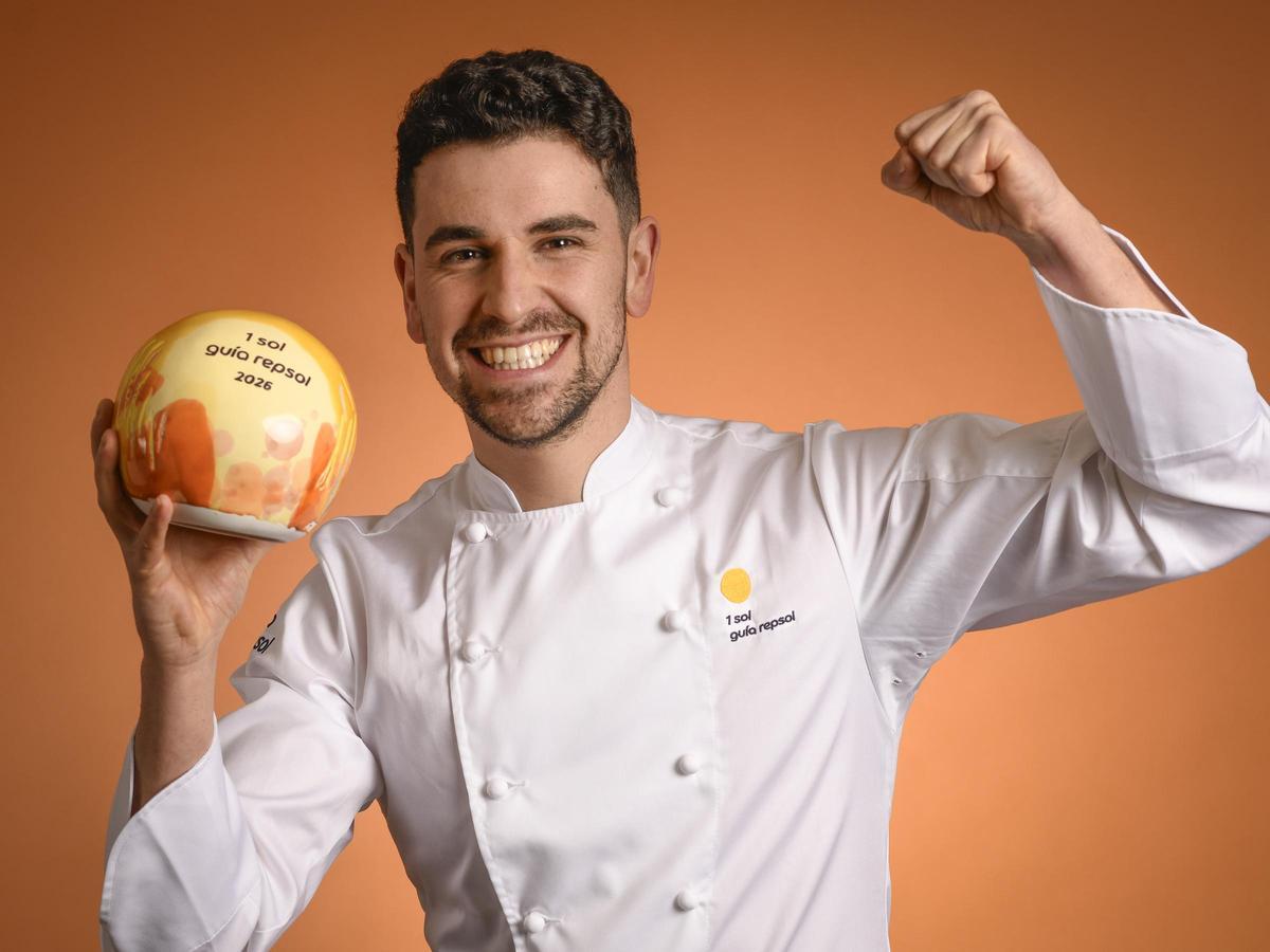 El chef de Veratus, en Jarandilla de la Vera, con su galardón.