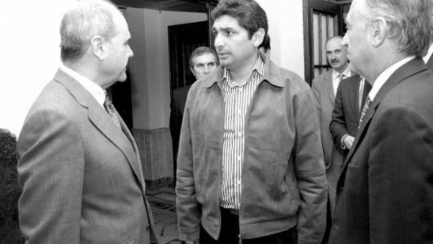 Cortés, en el centro, conversa con el presidente andaluz, Manuel Chaves.