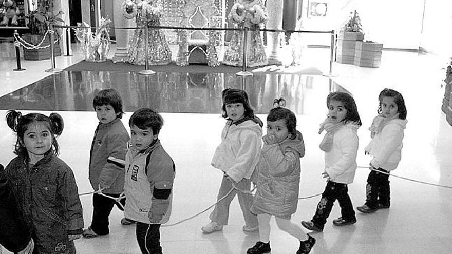 Niños de la escuela infantil vilagarciana durante la visita que cursaron ayer al centro comercial.