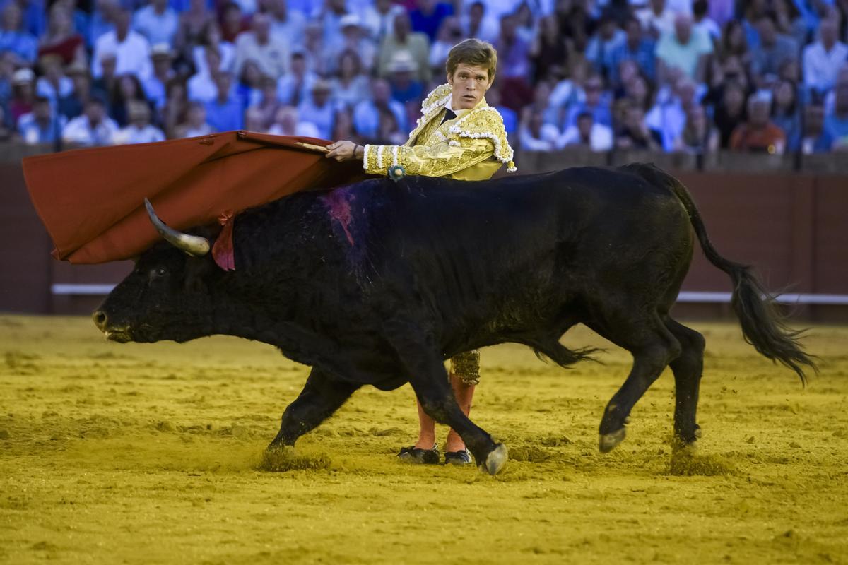 SEVILLA, 28/09/2024.- El diestro Borja Jiménez en su segundo toro de la tarde en el festejo 23 de abono perteneciente a la Feria de San Miguel, en la plaza de la Maestranza de Sevilla. EFE/ Raúl Caro