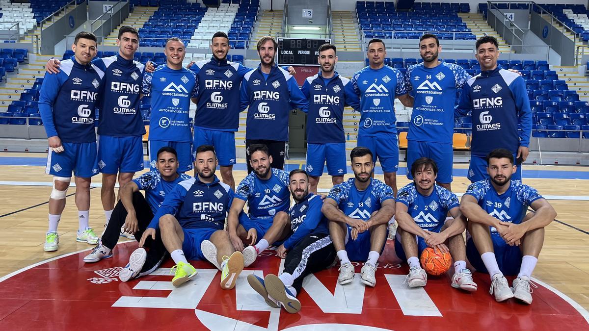 La plantilla del Mallorca Palma Futsal posa en Son Moix antes de medirse al Antequera.