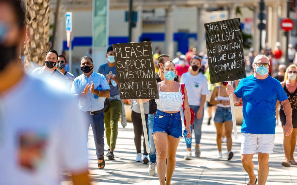 Más de 500 personas se manifiestan en Benidorm contra la decisión del cierre del ocio nocturno.