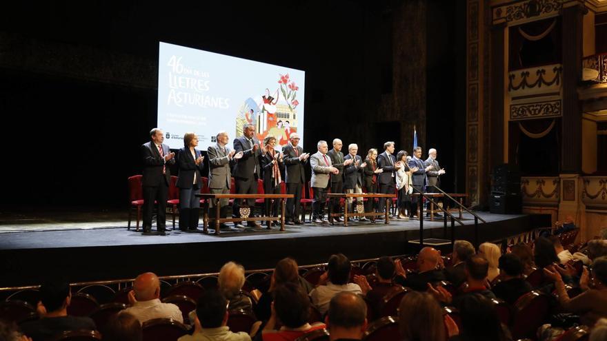 Los académicos, en pie, en el escenario del Campoamor. | FERNANDO RODRÍGUEZ