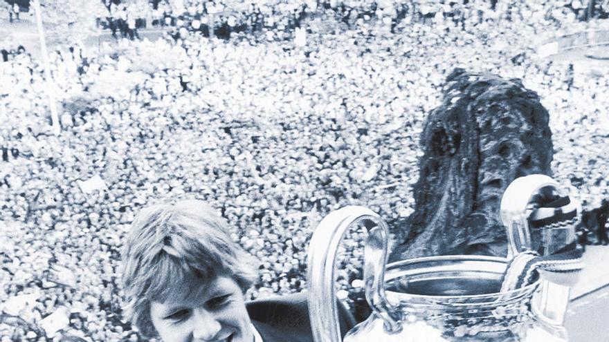 Spink, con la Copa de Europa, durante la celebración.