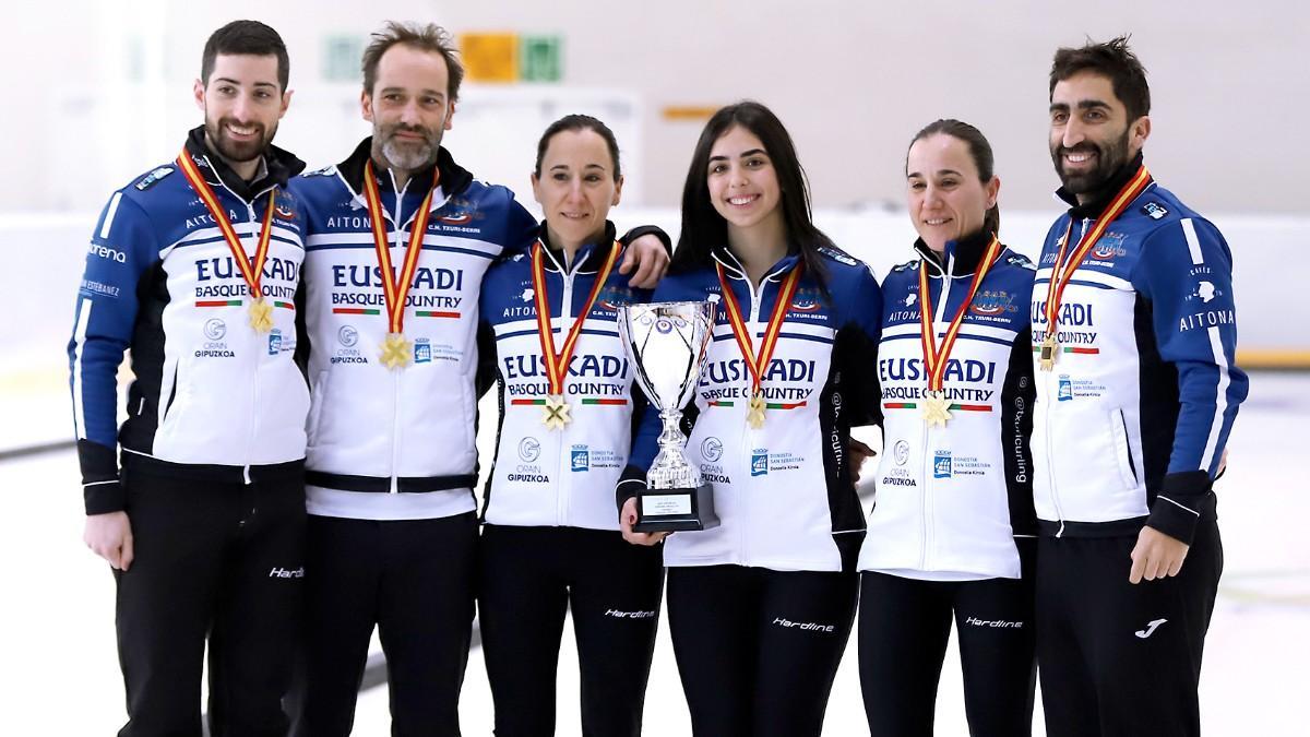 Los integrantes del Txuri-Berri posan con el trofeo de campeón