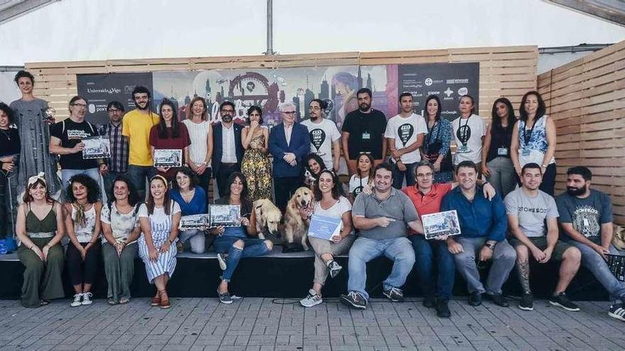 Fotografía de familia con los premiados, el equipo organizador y autoridades. // R.V.