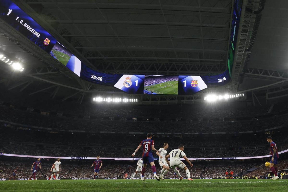 Panorámica del Bernabéu durante el clásico Real Madrid-Barcelona.
