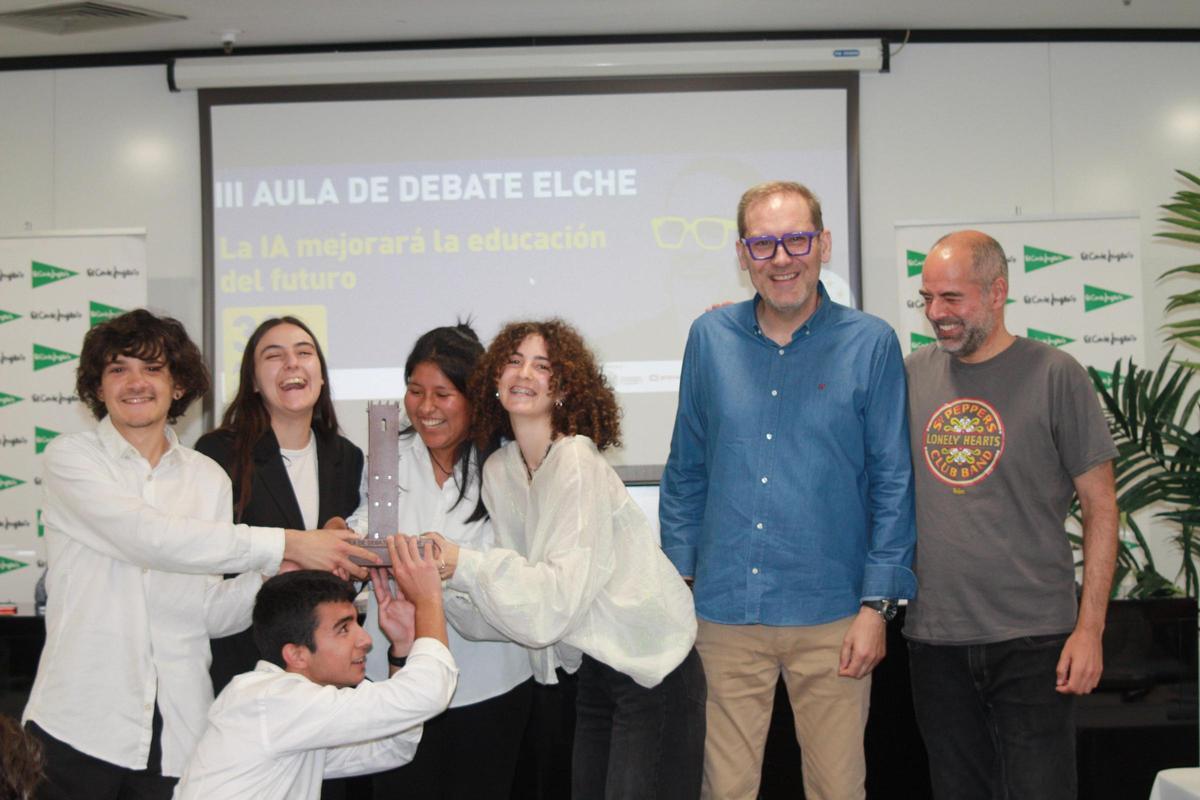 El equipo ganador del III Aula de Debate en Elche junto al organizador y su profesor