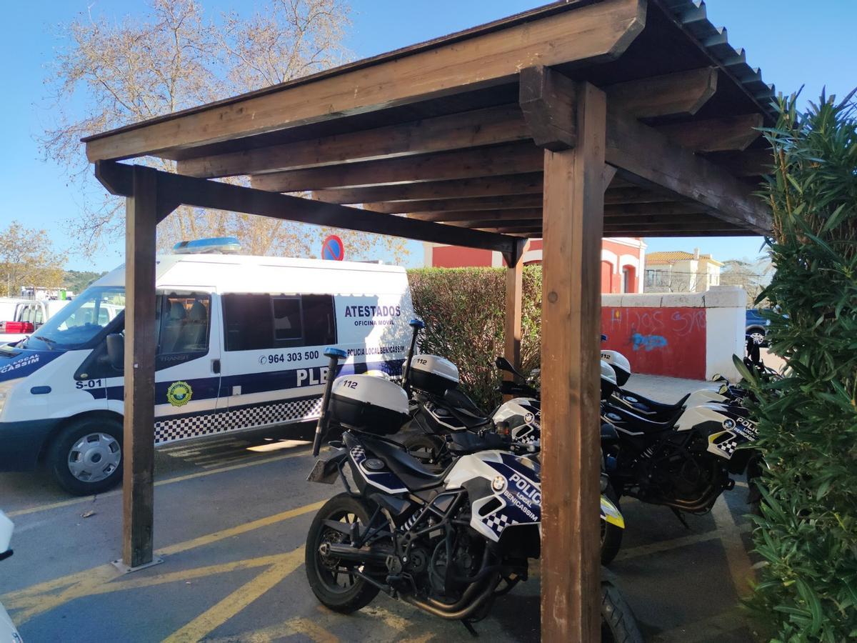 Vehículos estacionados junto a la actual sede de la Policía Local de Benicàssim.