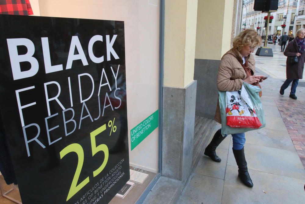 Mucha actividad en los comercios de Málaga en el primer día de compras con descuentos extraordinarios