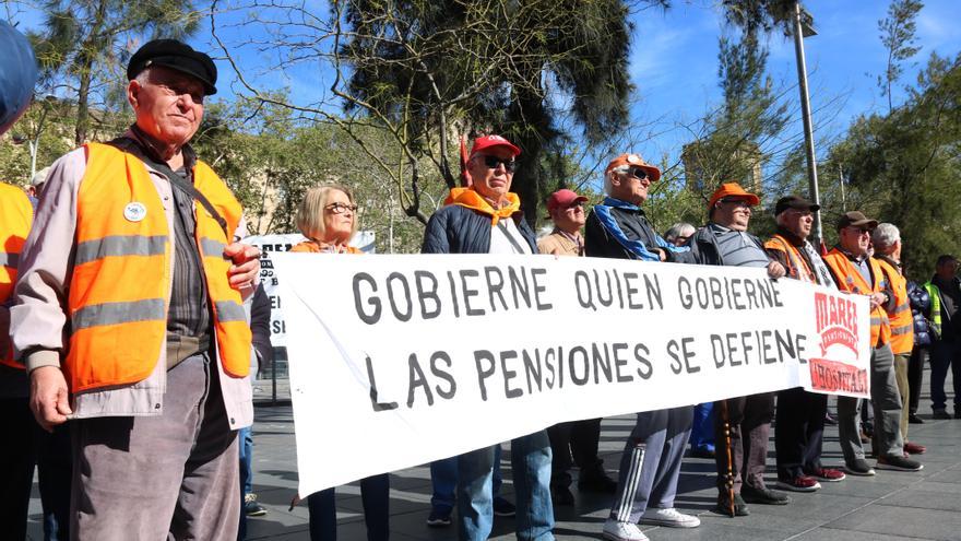 Membres de la Marea Pensionista de Catalunya concentrats aquest dimarts al matí a la Plaça Universitat de Barcelona