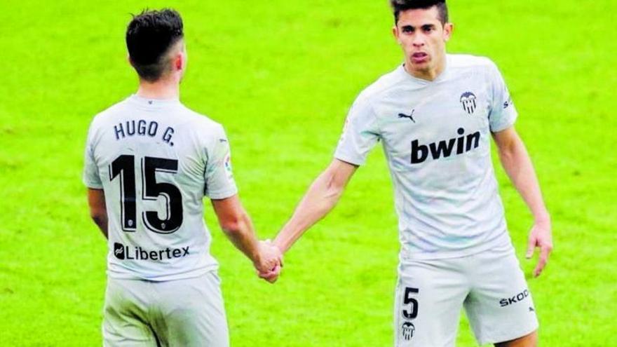 Paulista tiende la mano y anima a Hugo tras el autogol de Bilbao. | EFE