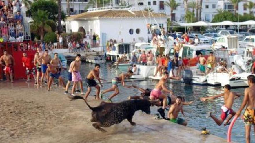 Una joven de 29 años, corneada detrás de la barrera en Moraira