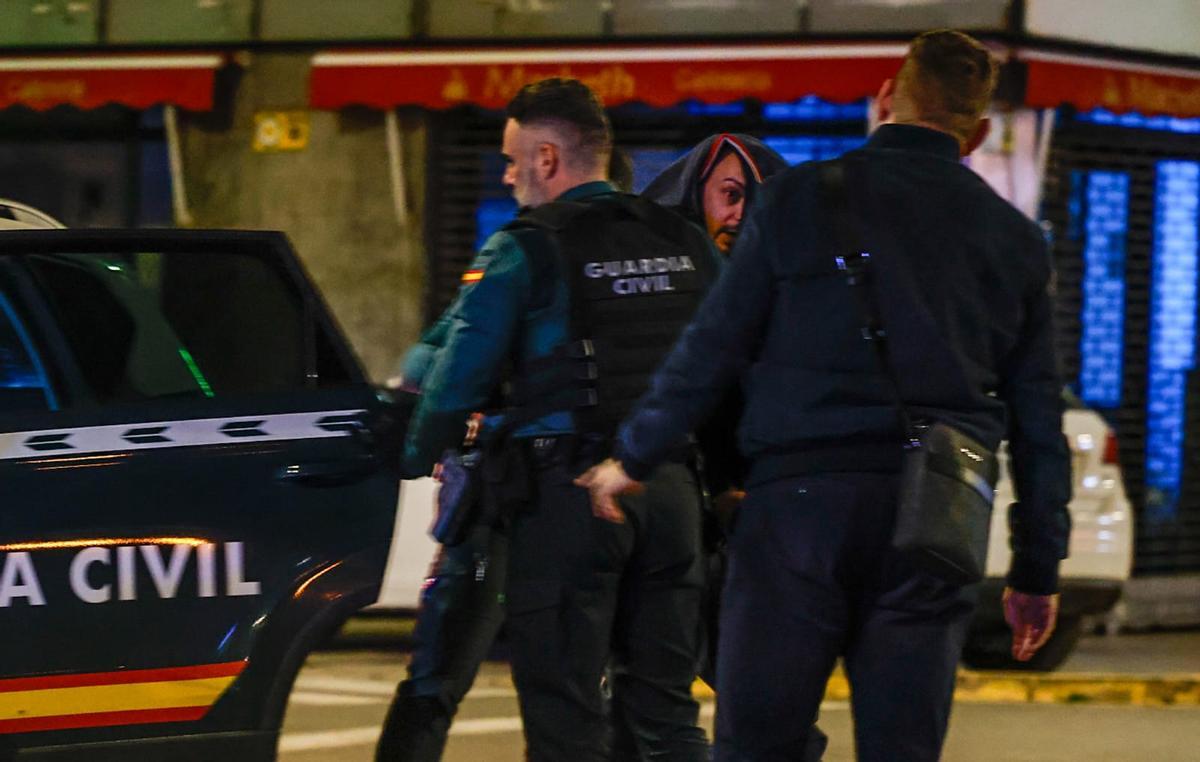 Fotogalería: La Guardia CIvil registra la casa del hombre que ha matado de un tiro en la cabeza a su vecino en Catarroja