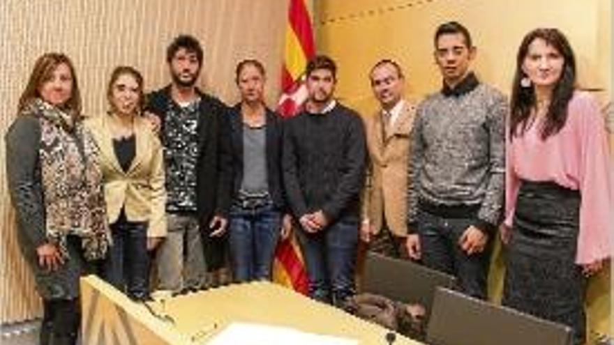 Els dissenyadors escollits, amb membres de l&#039;Associació i de l&#039;Ajuntament.