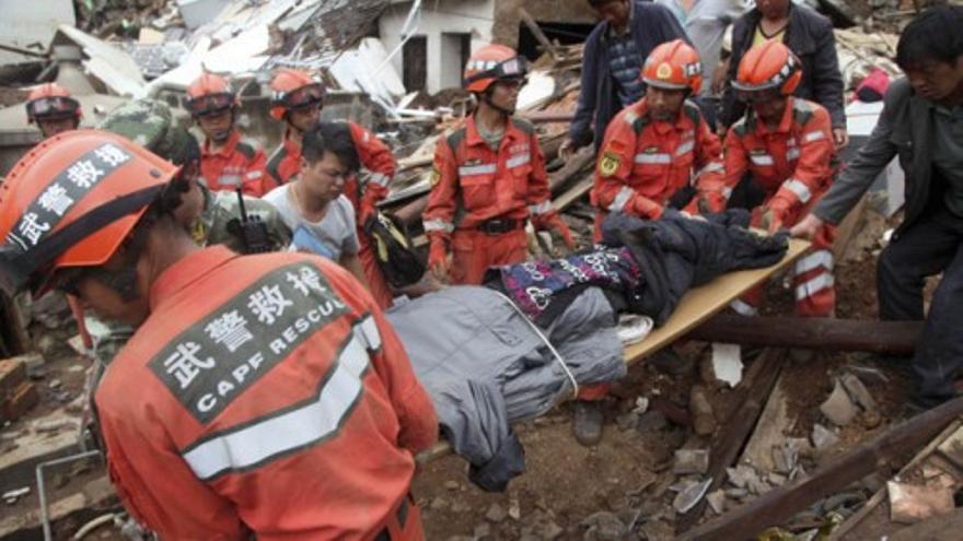 Un terremoto de 6,5 grados en China provoca más de 300 muertos