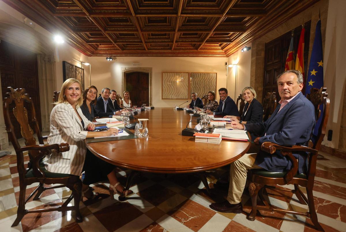 Los integrantes del Gobierno autonómico en el pleno extraordinario del Consell.