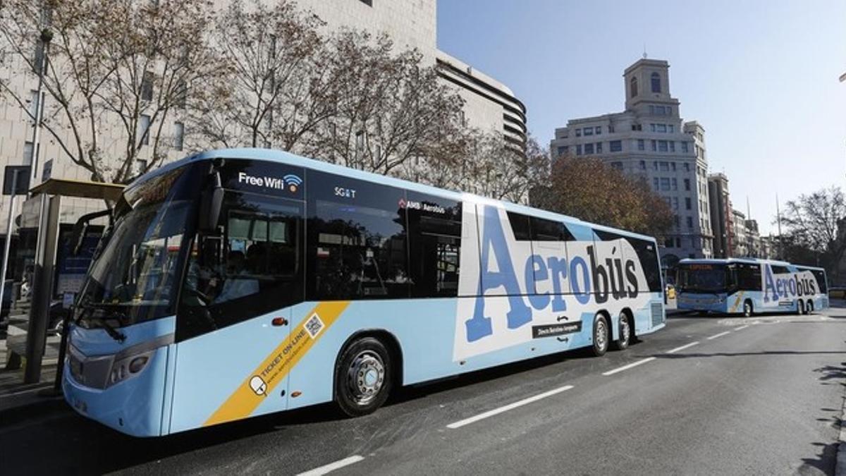  Uno de los vehículos del servicio Aerobús de Barcelona