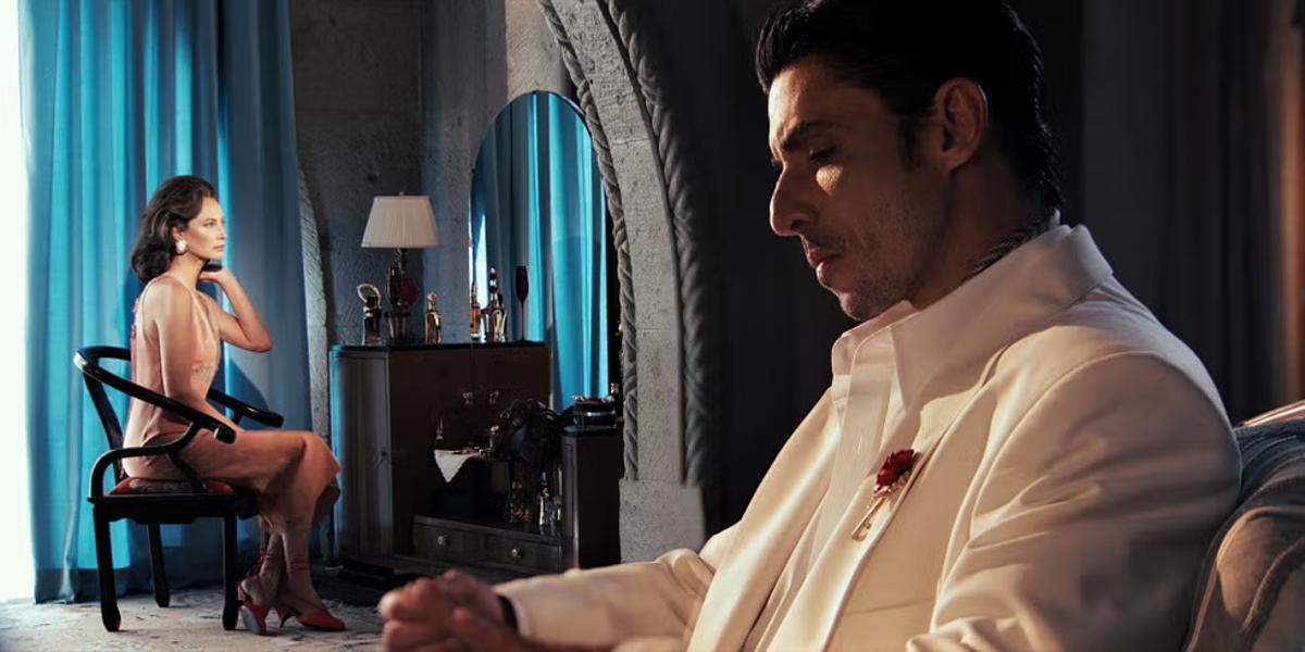 Christy Turlington junto al actor Alberto Guerra.