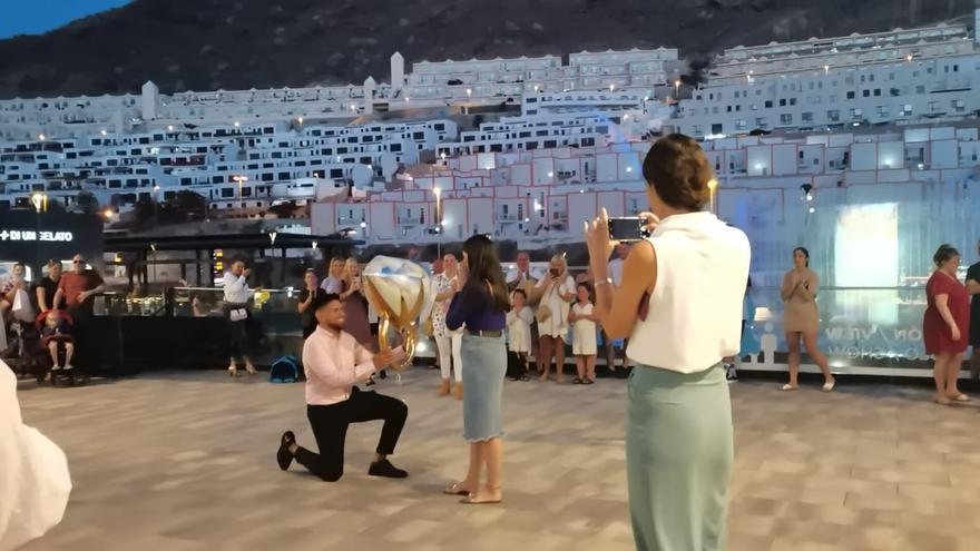 Pedida de mano en la fuente luminosa del centro comercial Mogán Mall