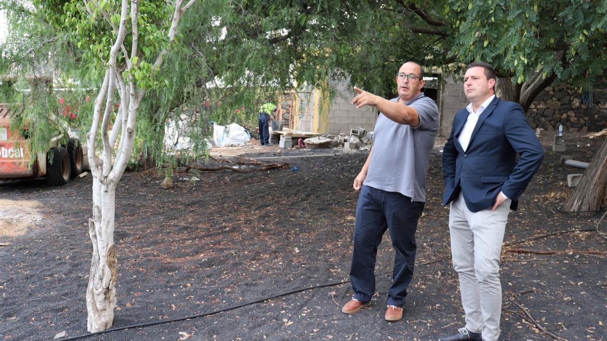 El alcalde de Yaiza, Óscar Noda, visitando el parque donde se llevará a cabo la renovación.