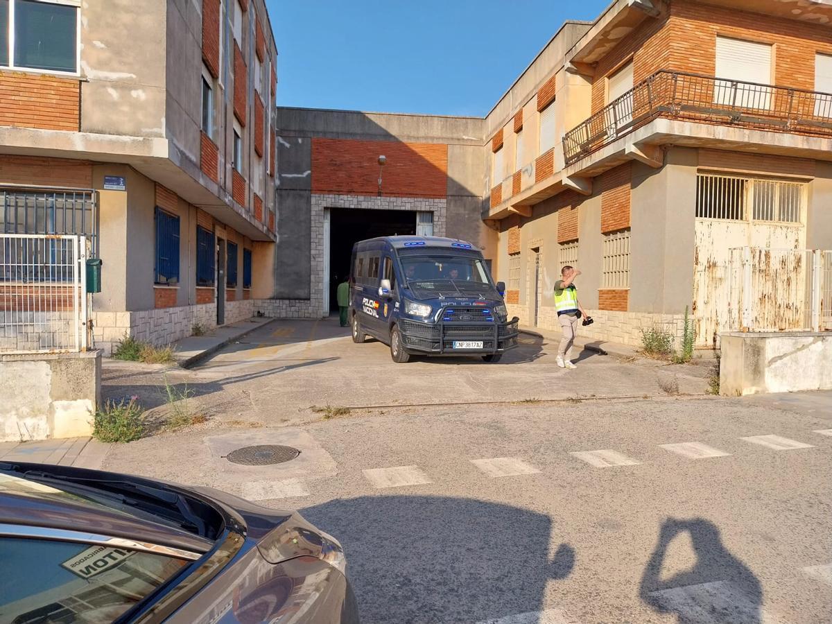 Un furgón de la UIP, este martes, 7 de julio, ante la antigua fábrica de Benifaió, convertida en criadero industrial de marihuana.