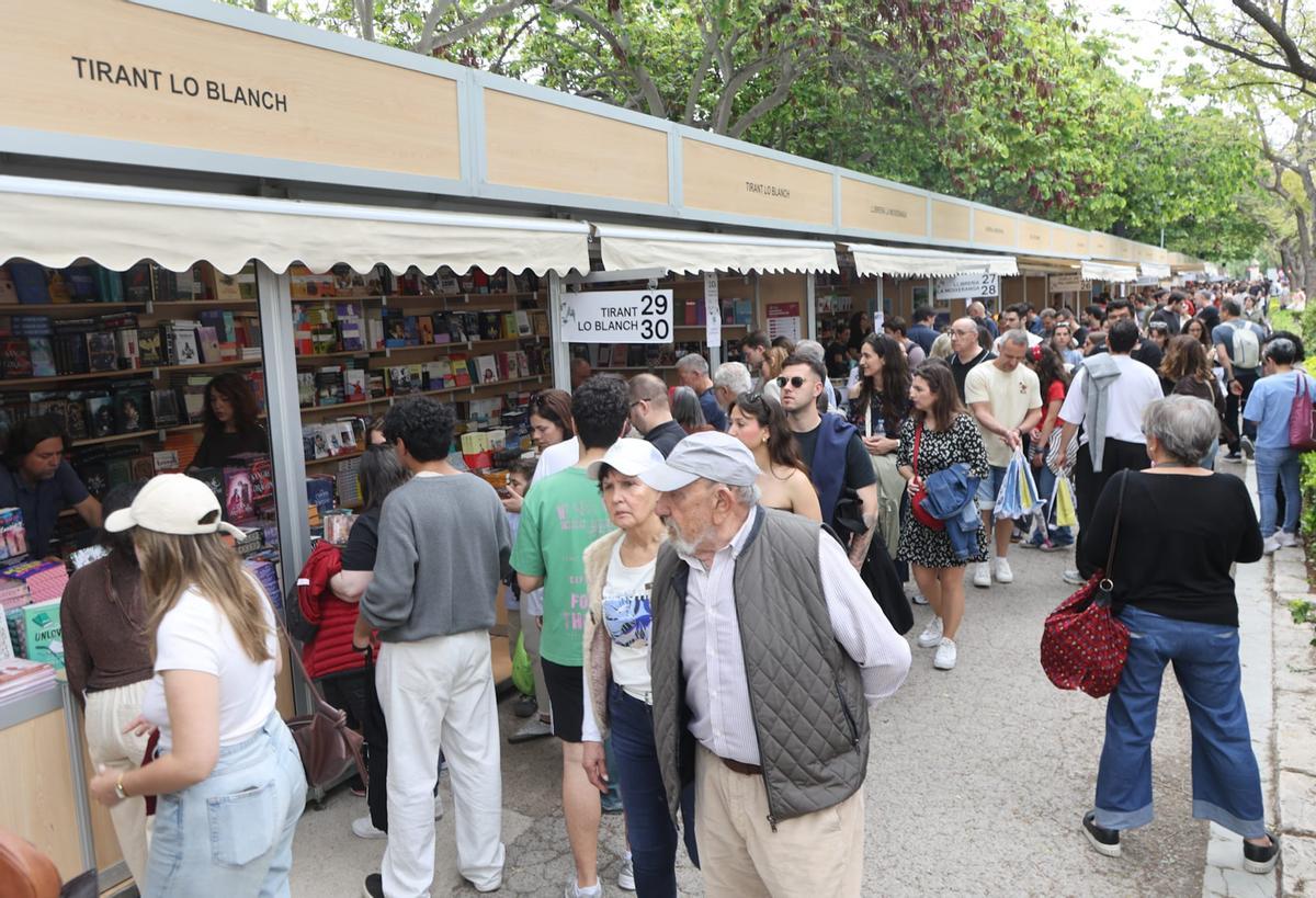 La Fira del Llibre desafía al mal tiempo y celebra un sábado de máxima afluencia La Fira del Llibre desafía al mal tiempo y celebra un sábado de máxima afluencia