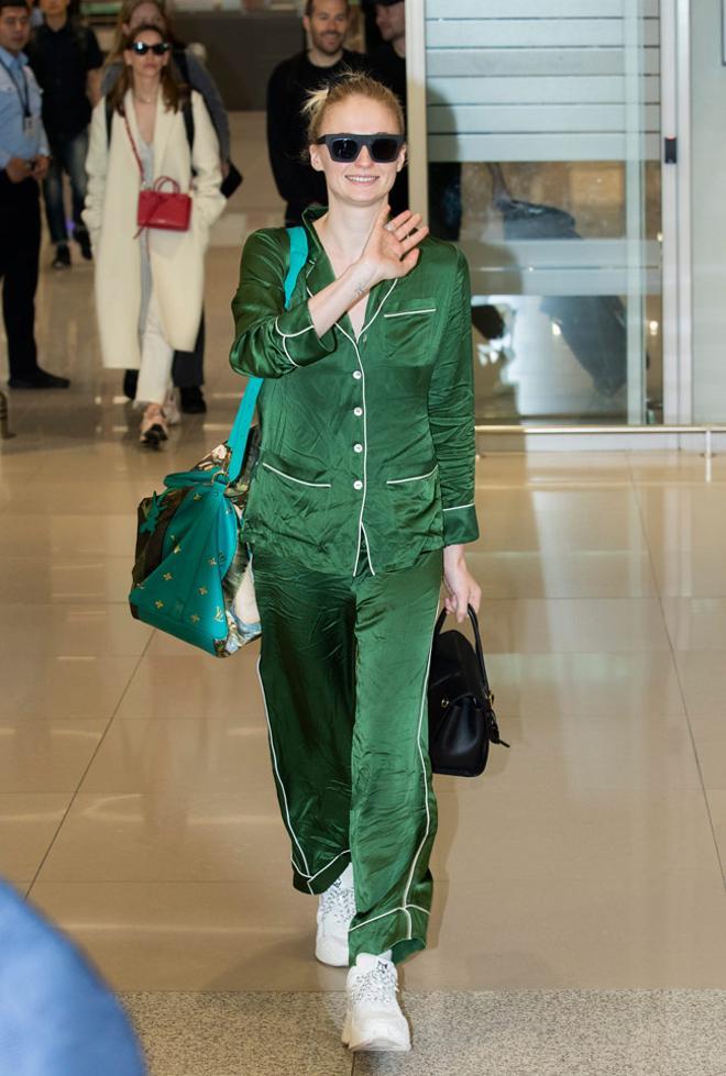 El look pijamero de Sophie Turner a su llegada a Corea del Sur