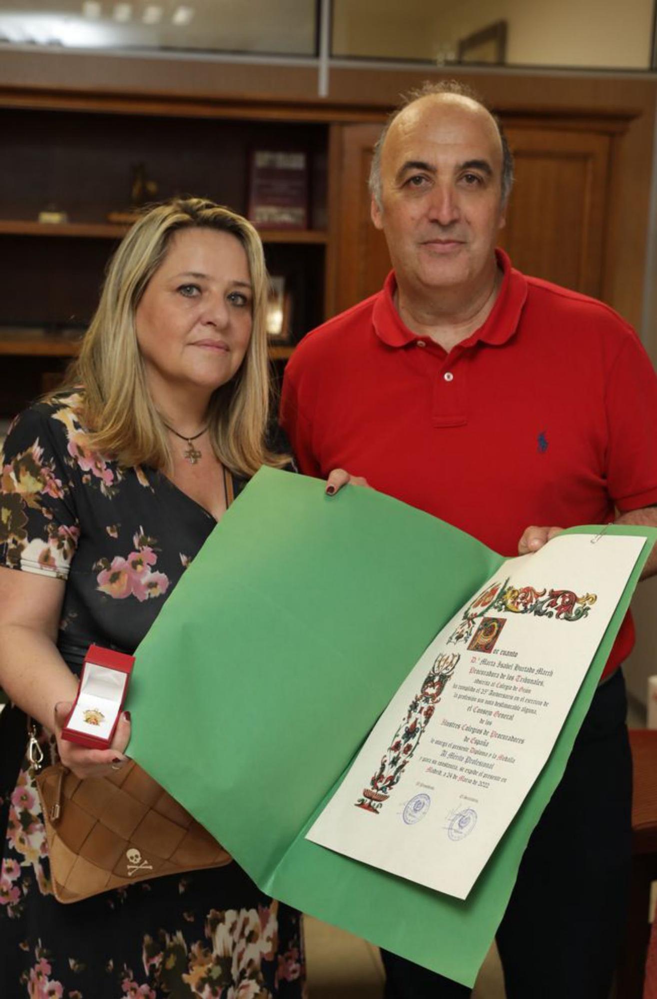 Javier Gómez y Marta Hurtado, con su insignia, que no pudo recoger en la gala por estar enferma de covid.