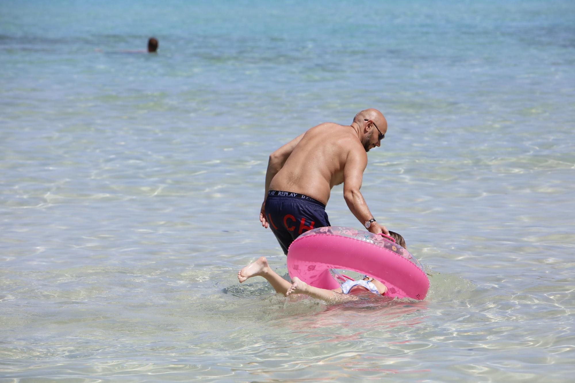 Wie im Hochsommer. So vergnügen sich schon jetzt die Urlauber an der Cala Agulla bei Cala Ratjada