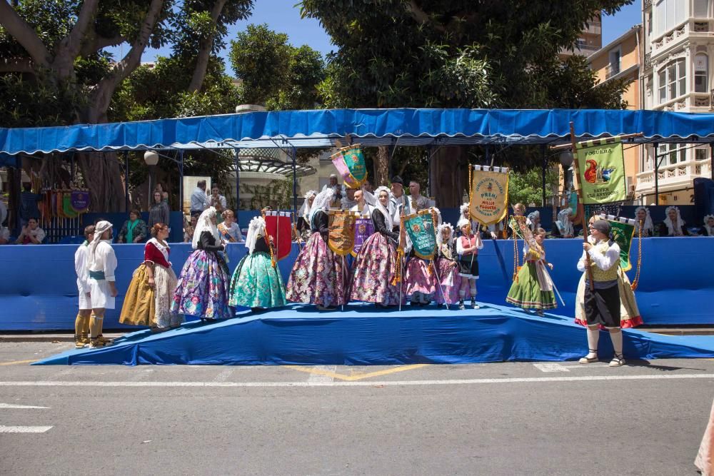 El Desfile de Entrega de Premios culmina con la entrega de más de 600 galardones a hogueras y barracas