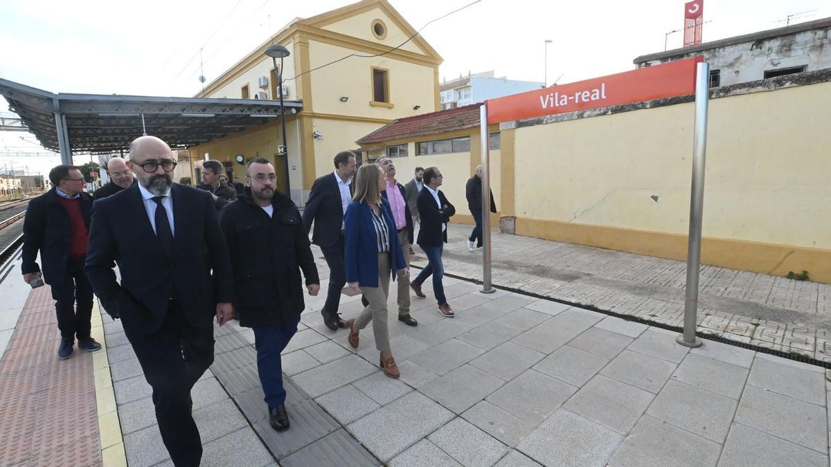 La visita del presidente de Adif, Luis Pedro Marco de la Peña, a Vila-real el pasado mes de marzo abrió el debate sobre el futuro de la vía del tren a su paso por la ciudad.