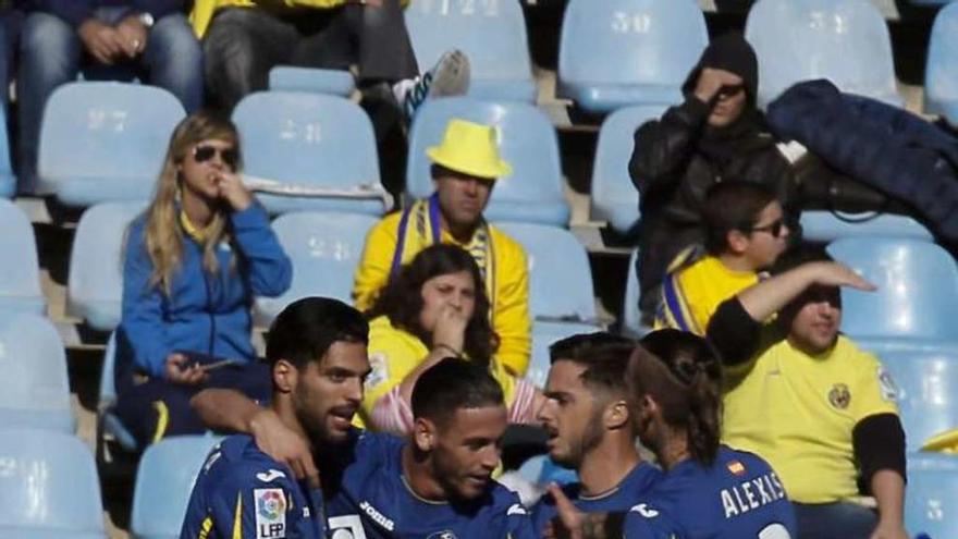 Los jugadores del Getafe felicitan a Lafita tras el primer gol.